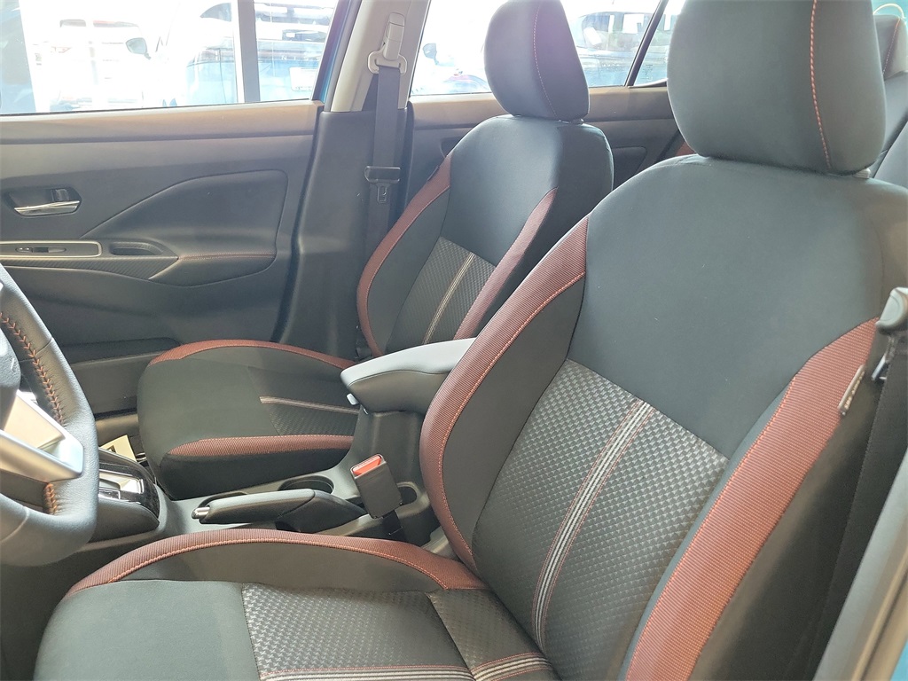 2025 Nissan Versa SR Image 8 of 11