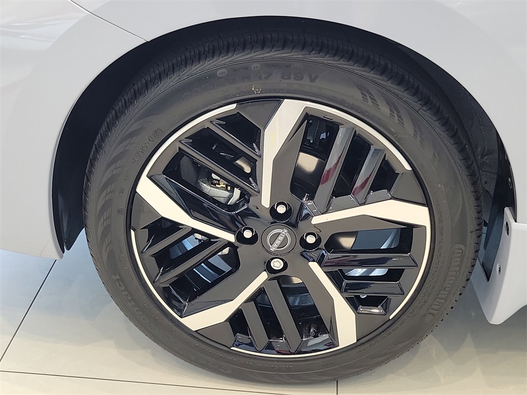 2025 Nissan Versa SR Image 5 of 11