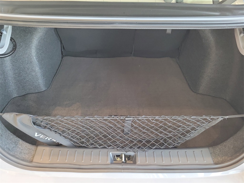 2025 Nissan Versa SR Image 6 of 11