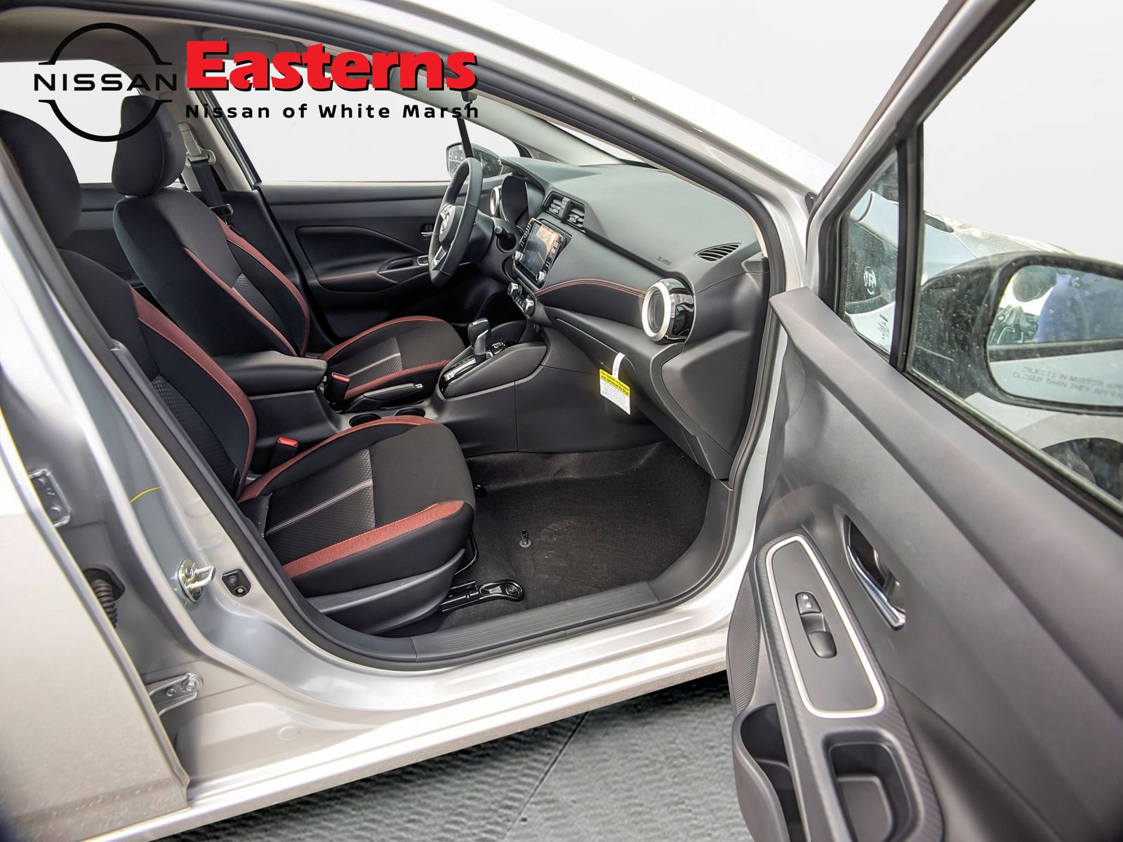 2025 Nissan Versa SR Image 15 of 35