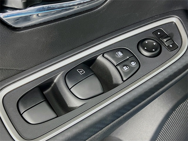Vehicle image 25 of 32