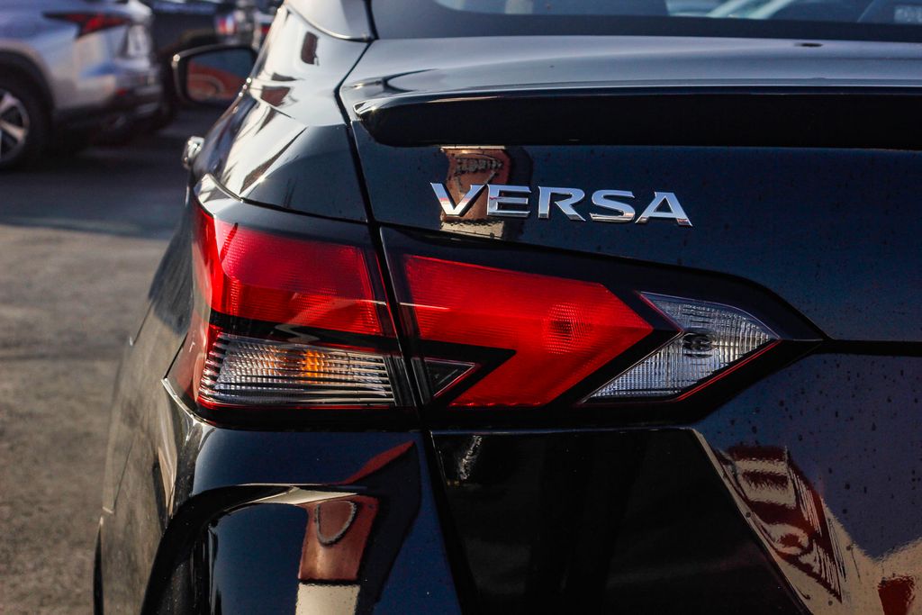 2025 Nissan Versa SR Image 17 of 27