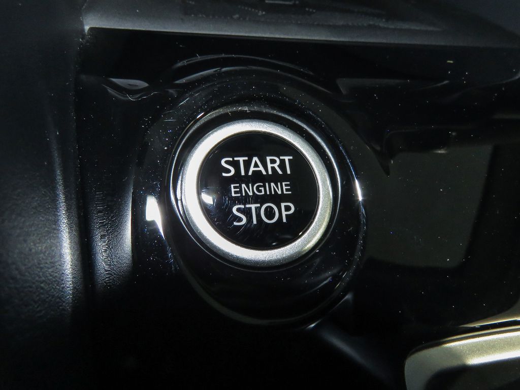 2025 Nissan Versa SR Image 18 of 29