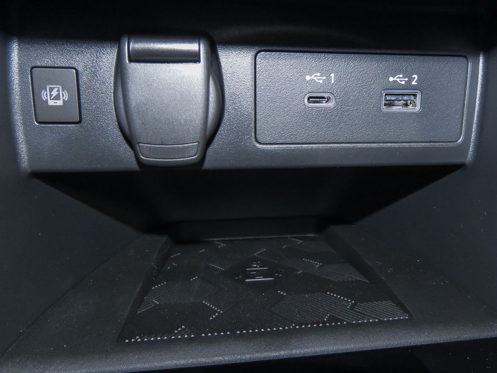 2025 Nissan Versa SR Image 9 of 29