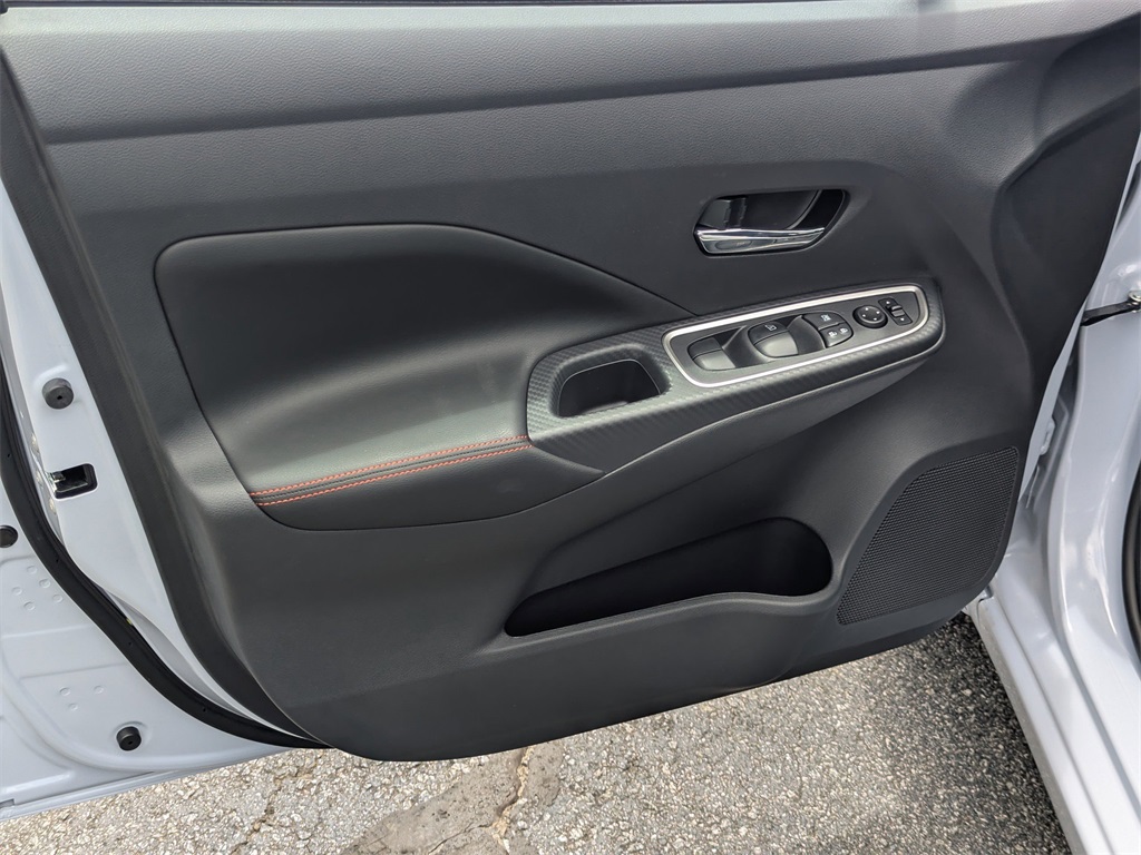 Vehicle image 18 of 23