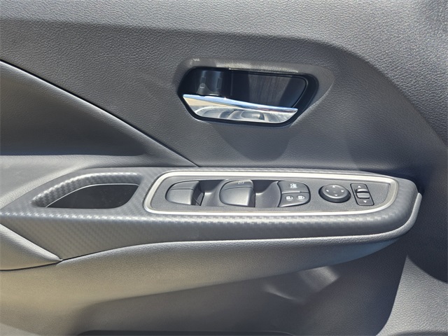 Vehicle image 17 of 21