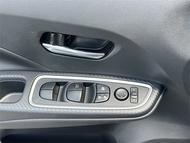 Vehicle image 24 of 28