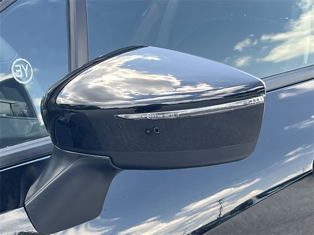 Vehicle image 25 of 28