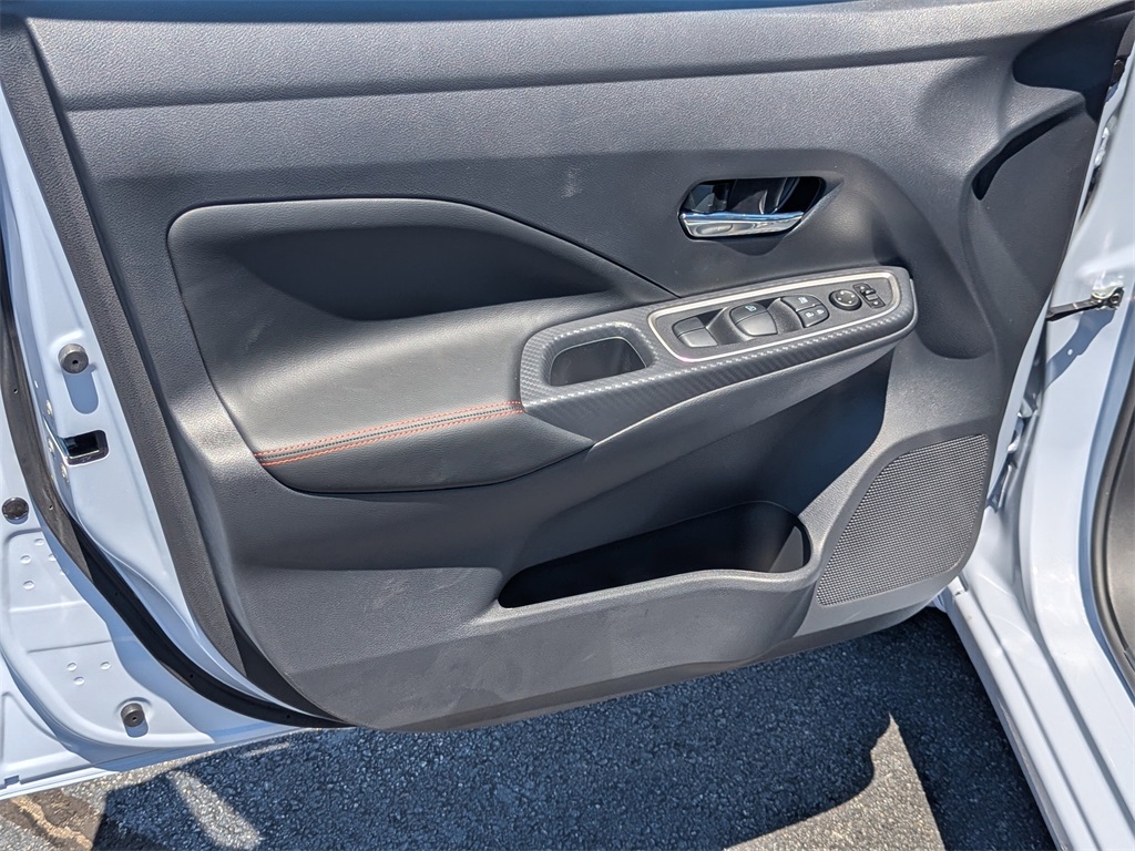 Vehicle image 21 of 23