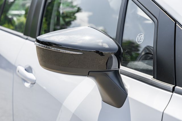 2025 Nissan Versa SR Image 30 of 38