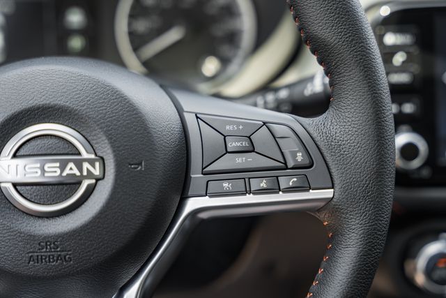 2025 Nissan Versa SR Image 15 of 38