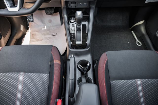 2025 Nissan Versa SR Image 22 of 38
