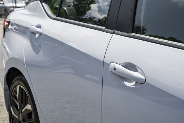 2025 Nissan Versa SR Image 27 of 38