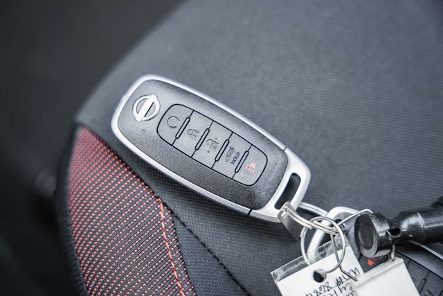 2025 Nissan Versa SR Image 29 of 38