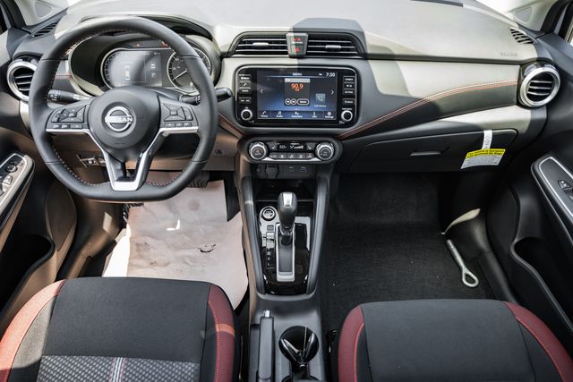 2025 Nissan Versa SR Image 13 of 38
