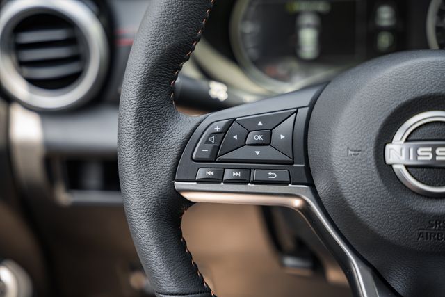 2025 Nissan Versa SR Image 16 of 38