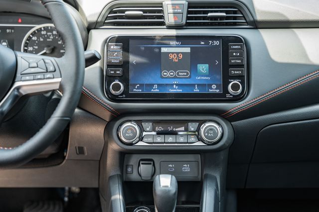 2025 Nissan Versa SR Image 21 of 38