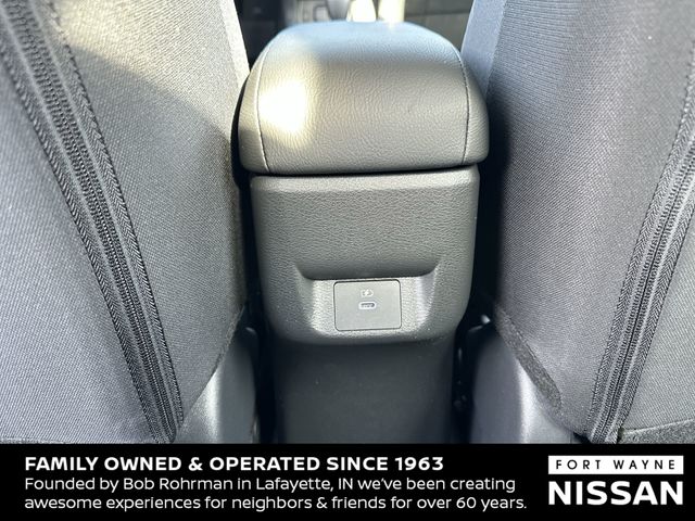 Vehicle image 33 of 36