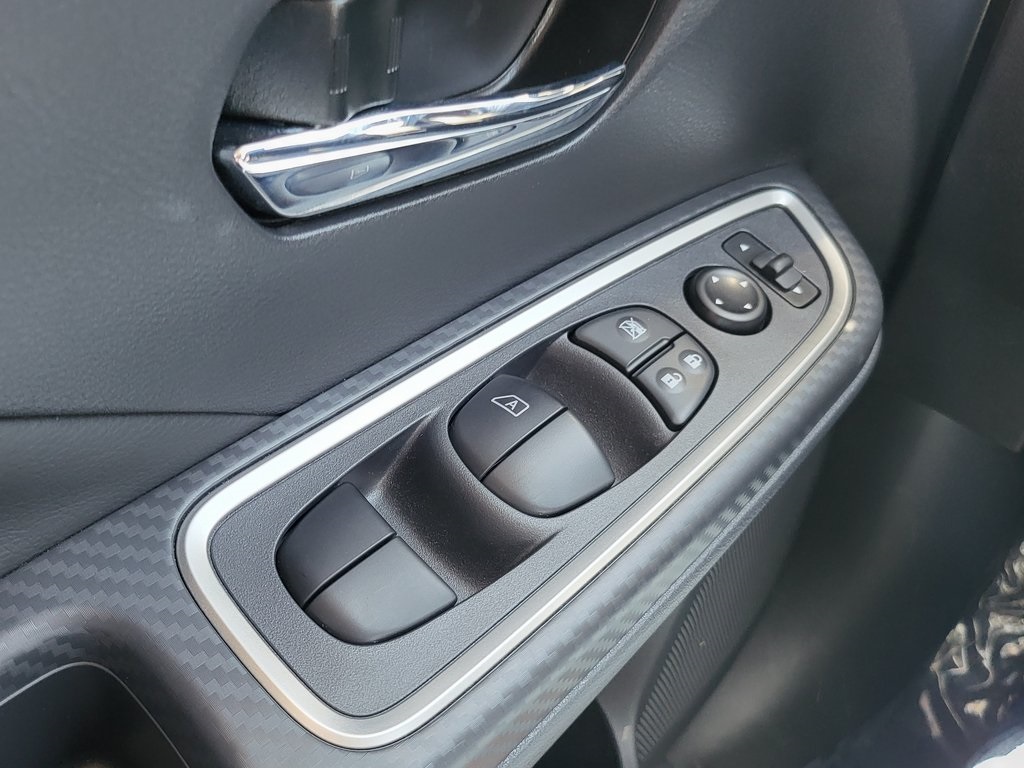 Vehicle image 17 of 25