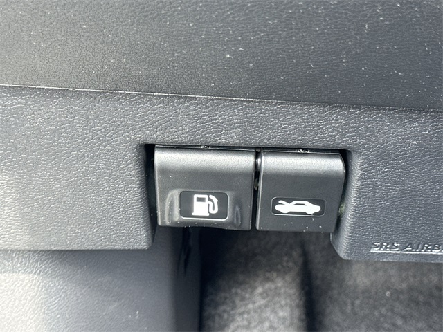 Vehicle image 21 of 32