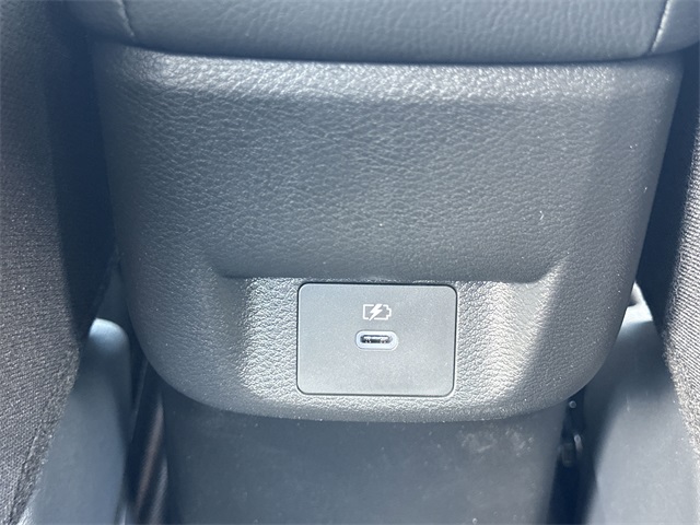 Vehicle image 22 of 32