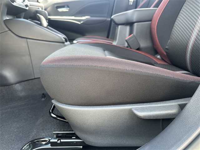 Vehicle image 17 of 32