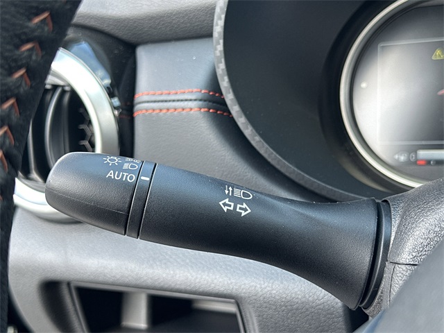 Vehicle image 23 of 32