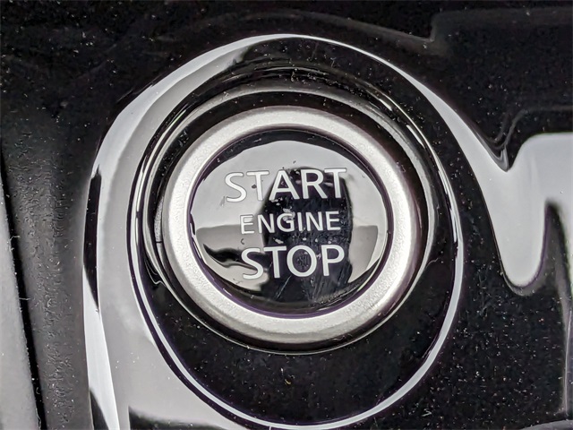 2025 Nissan Versa SR Image 17 of 29