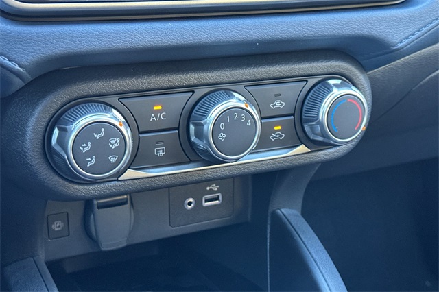 Vehicle image 17 of 23
