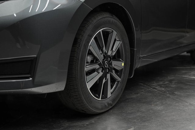 Vehicle image 10 of 32
