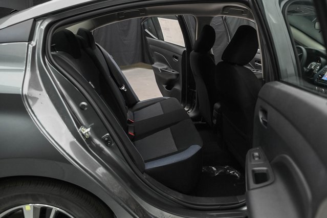 Vehicle image 18 of 32
