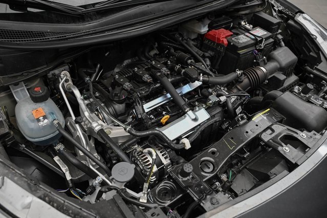 Vehicle image 28 of 32