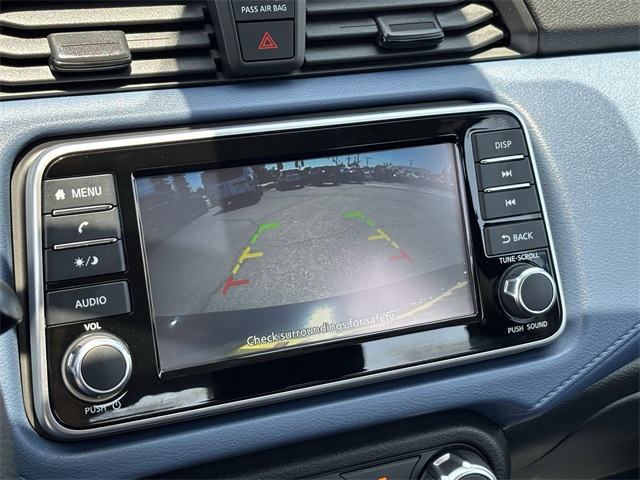 Vehicle image 17 of 21