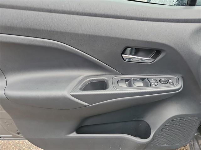 Vehicle image 17 of 25