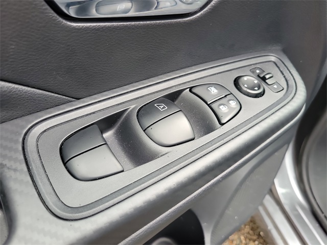 Vehicle image 21 of 25