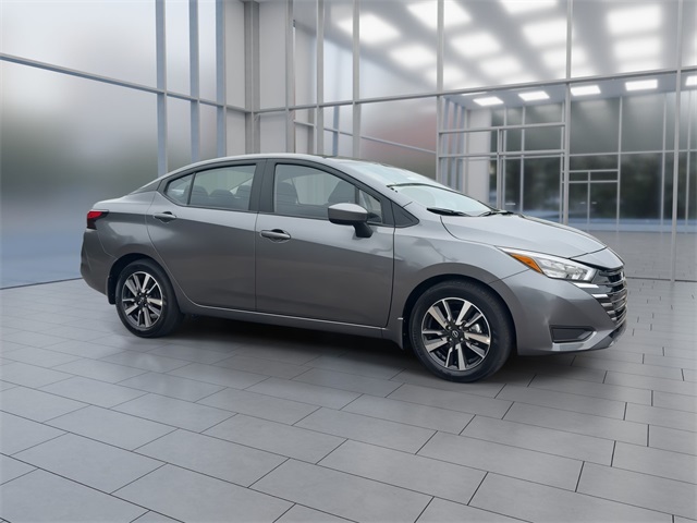 Vehicle image 4 of 40