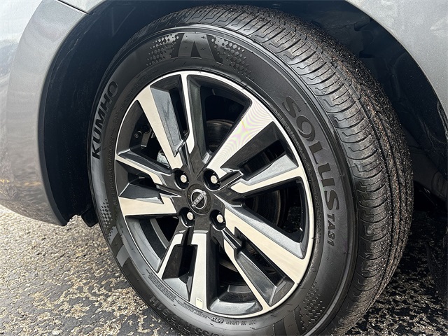 Vehicle image 11 of 40