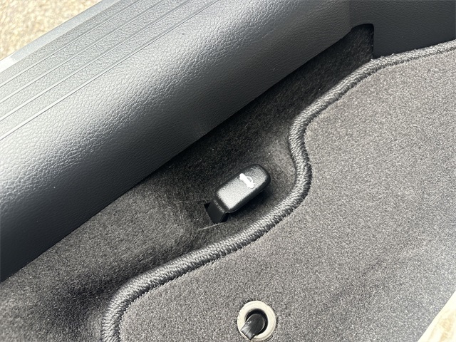 Vehicle image 32 of 40