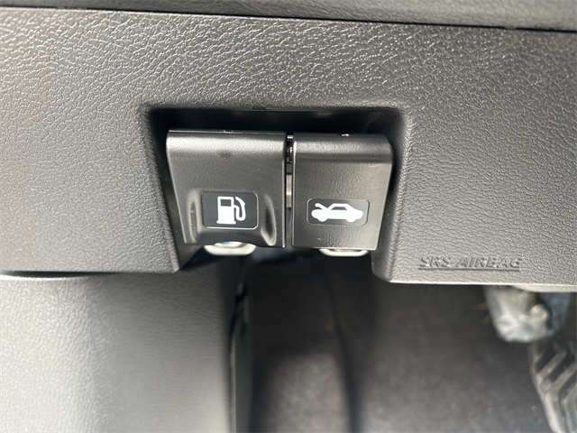 Vehicle image 33 of 40