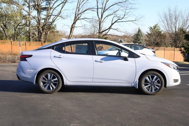 Vehicle image 4 of 26