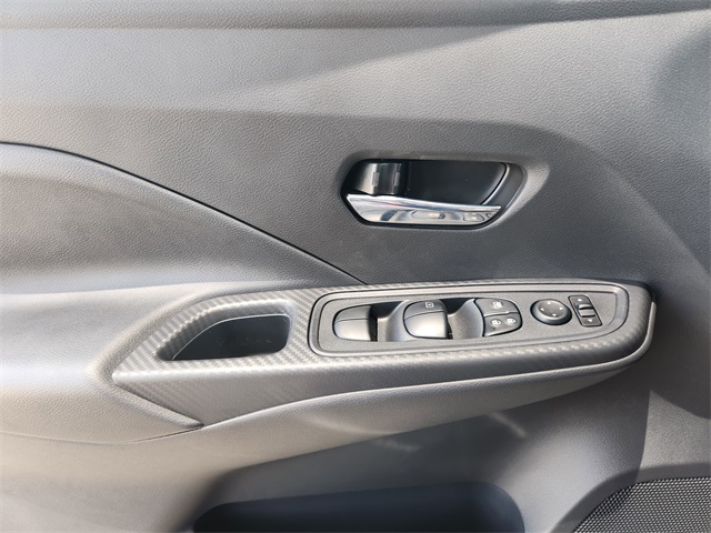 Vehicle image 17 of 21