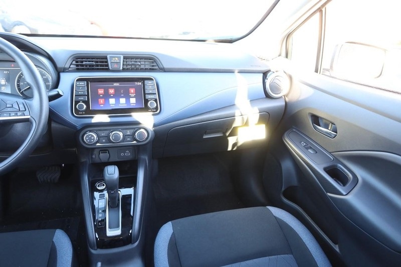 Vehicle image 21 of 26