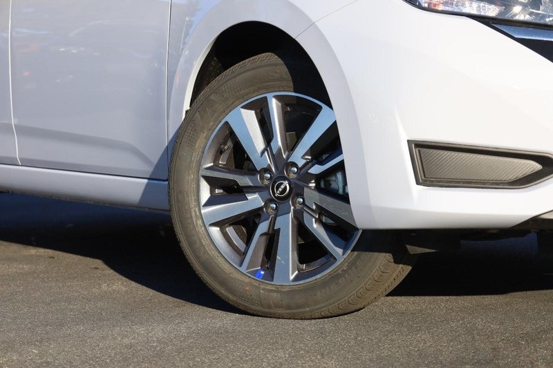 Vehicle image 9 of 26