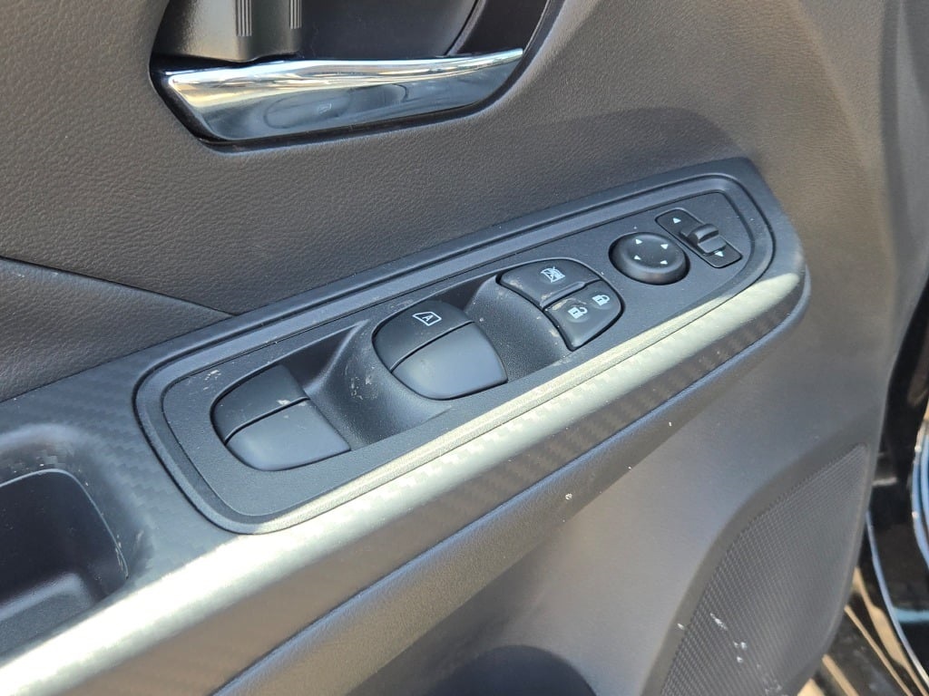 Vehicle image 21 of 28