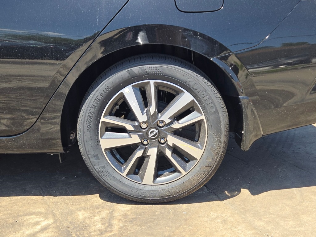 Vehicle image 7 of 28