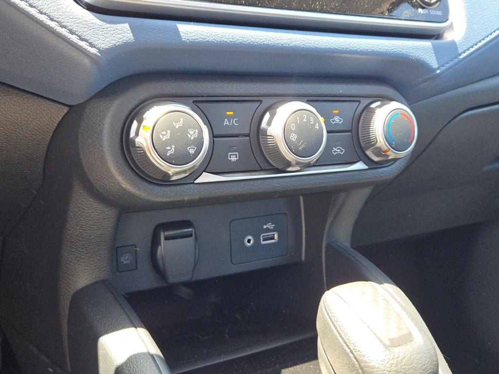 Vehicle image 24 of 28
