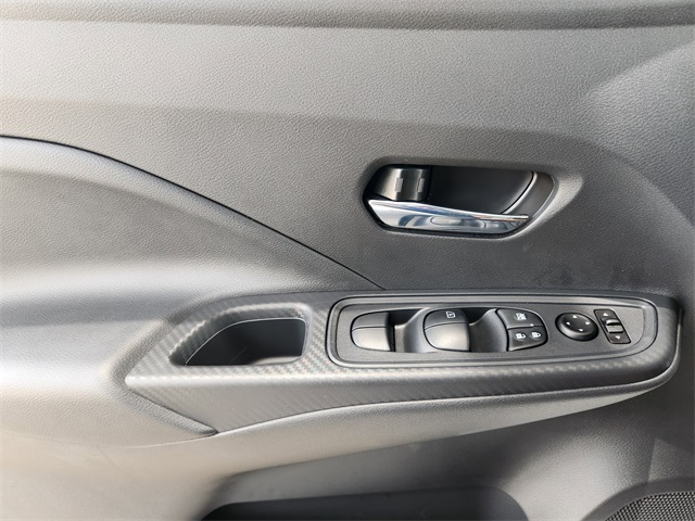 Vehicle image 18 of 21