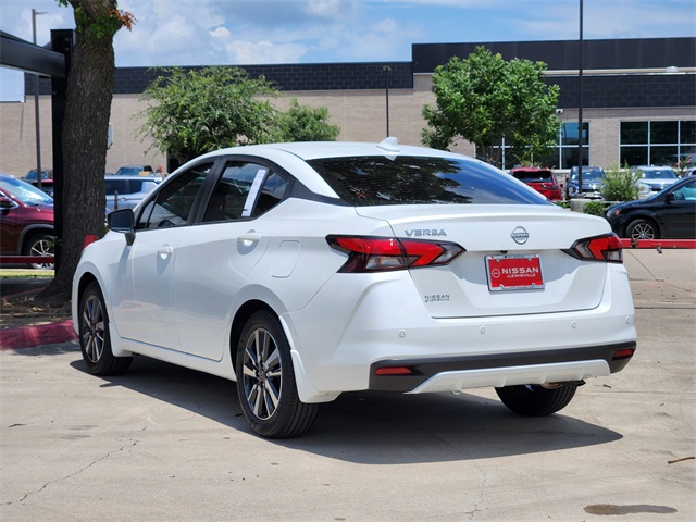 Vehicle image 4 of 21