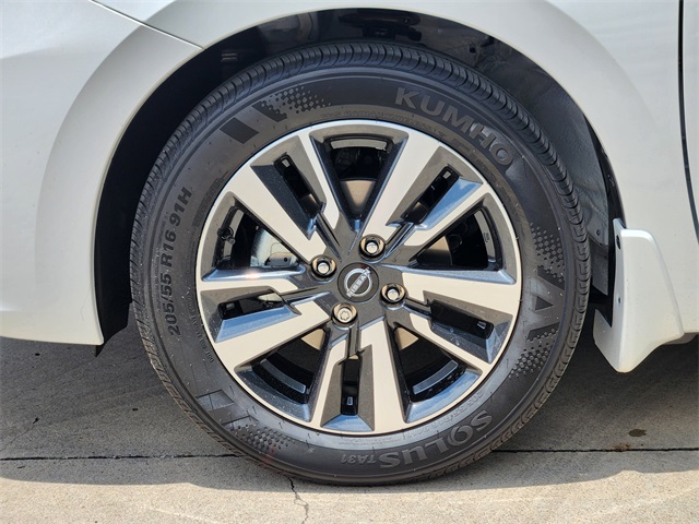 Vehicle image 6 of 21