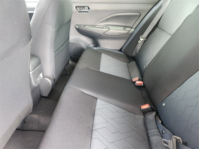 Vehicle image 10 of 21
